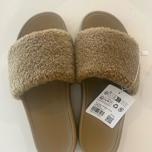NWT Lululemon Tan Fleece Slides